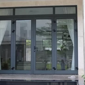 CỬA ĐI MỞ QUAY 4 CÁNH NHÔM MAXPRO HỆ 83