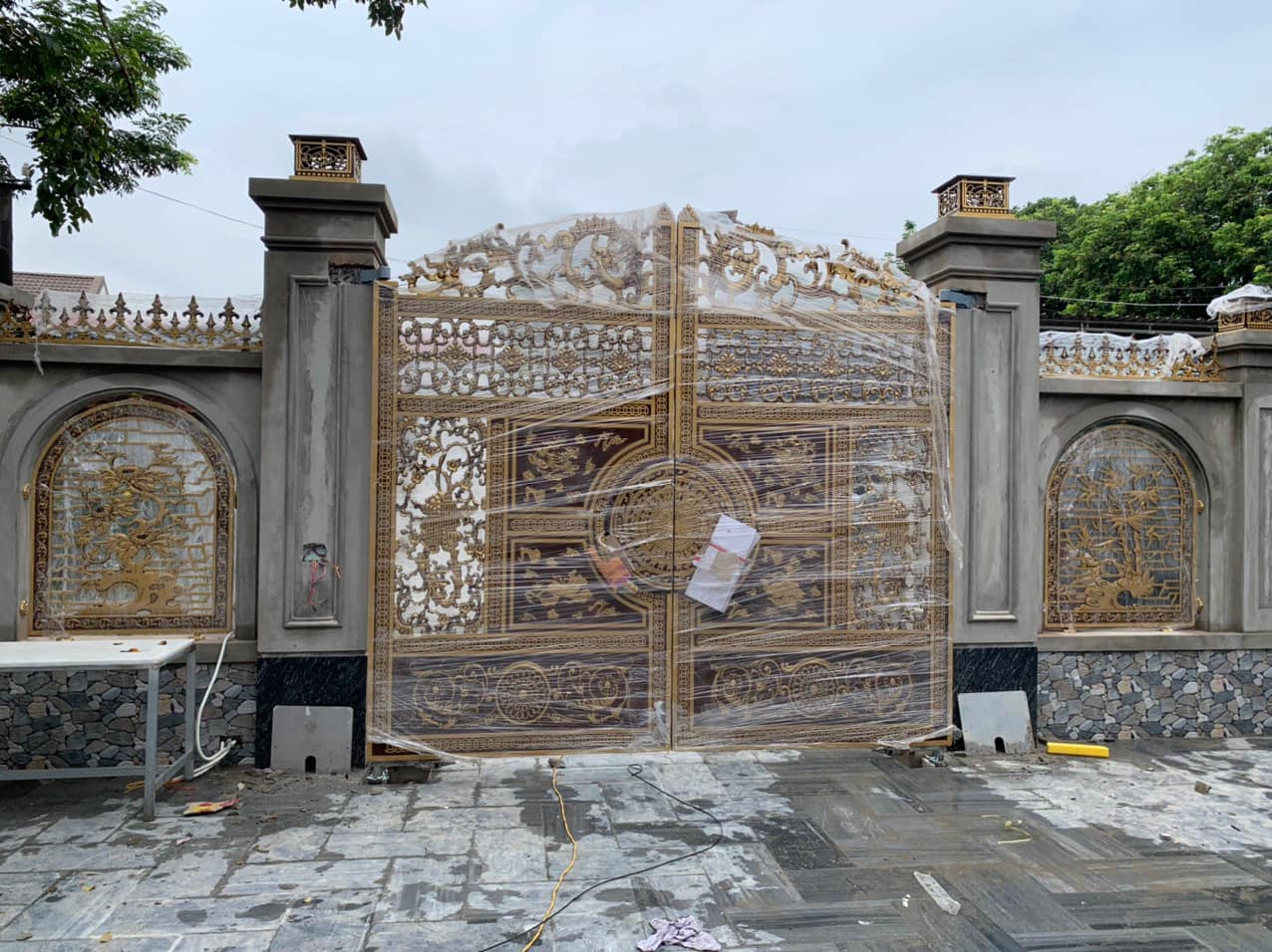 cổng nhôm đúc, gia công cổng nhôm đúc, cổng nhôm đúc giá rẻ, xưởng sản xuất cổng nhôm đúc, cổng nhôm đúc cao cấp, lắp đặt cổng nhôm đúc, cổng nhôm đúc hcm