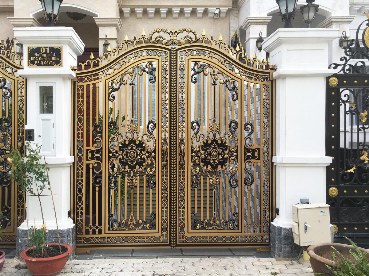 cửa cổng nhôm đúc, xưởng gia công cổng nhôm đúc, cổng nhôm đúc giá rẻ, cổng nhôm đúc HCM, xưởng sản xuất cổng nhôm đúc, cổng nhôm đúc rẻ đẹp, lắp đặt cổng nhôm đúc, thi công cổng nhôm đúc