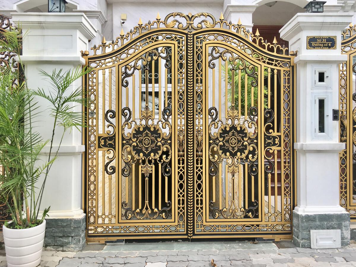 cửa cổng nhôm đúc, xưởng gia công cổng nhôm đúc, cổng nhôm đúc giá rẻ, cổng nhôm đúc HCM, xưởng sản xuất cổng nhôm đúc, cổng nhôm đúc rẻ đẹp, lắp đặt cổng nhôm đúc, thi công cổng nhôm đúc