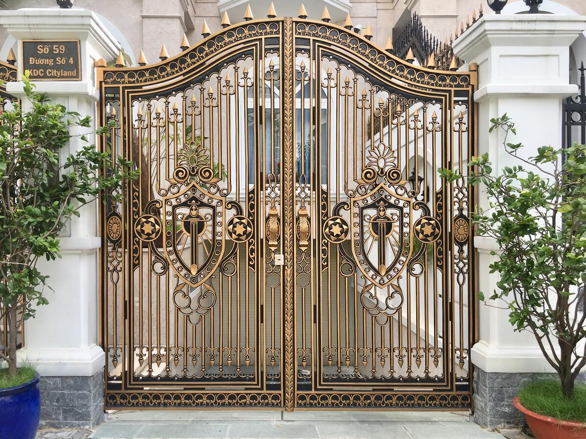 cửa cổng nhôm đúc, xưởng gia công cổng nhôm đúc, cổng nhôm đúc giá rẻ, cổng nhôm đúc HCM, xưởng sản xuất cổng nhôm đúc, cổng nhôm đúc rẻ đẹp, lắp đặt cổng nhôm đúc, thi công cổng nhôm đúc