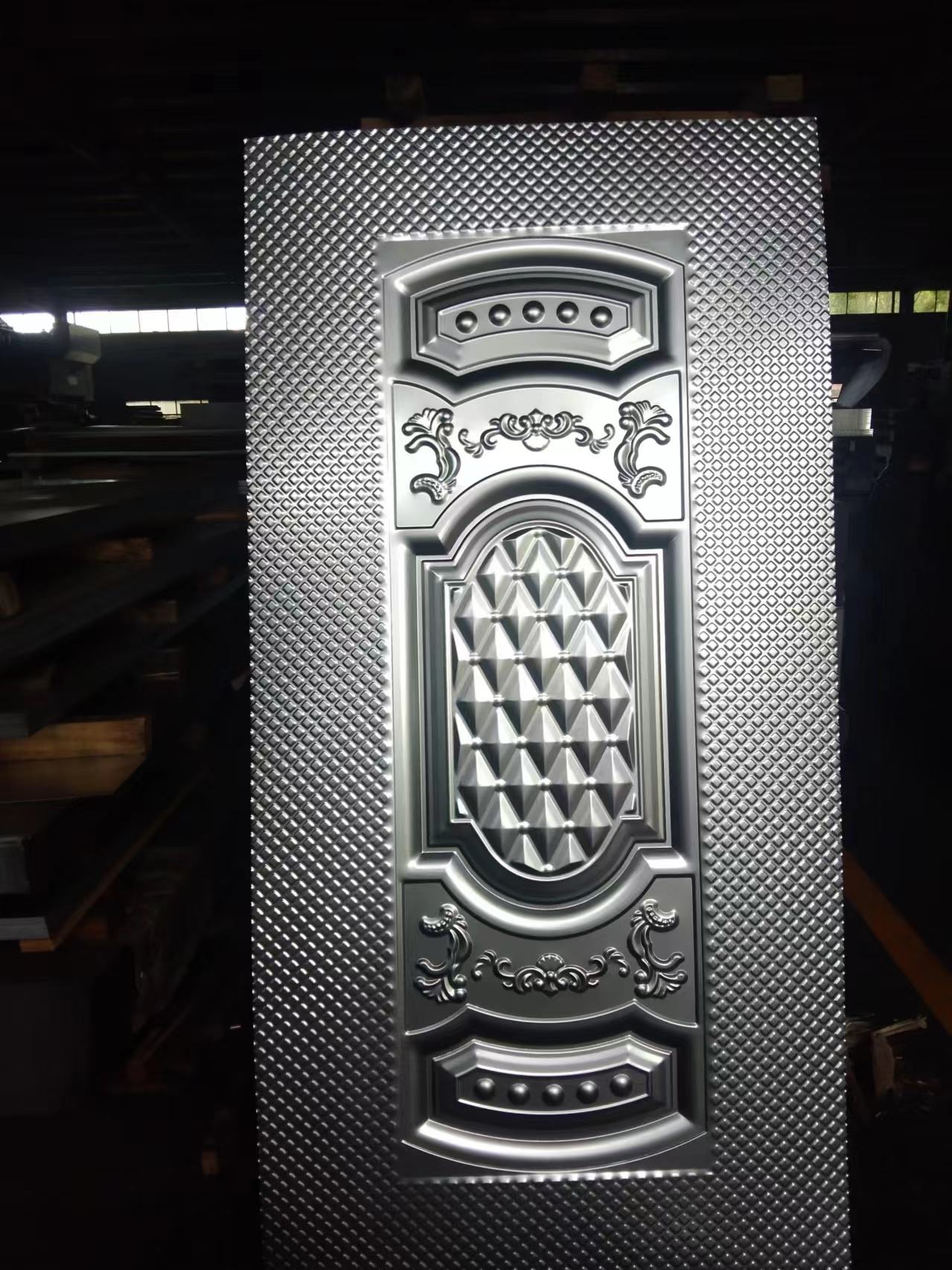 Tấm pano hoa văn mỹ thuật bằng thép dập nổi Tấm pano hoa văn mỹ thuật bằng thép dập nổi, tấm thép pano, pano thép, pano mỹ thuật, nhà sản xuất tấm pano mỹ thuật, tấm pano hoa văn mỹ thuật cho cửa đi, cửa đi pano mỹ thuật, cửa nhôm đúc, nhôm đúc, tấm pano nhôm đúc, cửa nhôm đúc cao cấp, cửa pano nhôm đúc