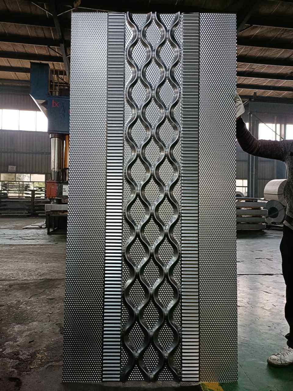 Tấm ốp pano cửa kim loại 3D dập nổi Tấm ốp pano cửa kim loại 3D dập nổi, tấm pano 3d hợp kim thép, tấm pano hợp kim nhôm, tấm pano 3d giá rẻ, tấm pano mỹ thuật, xưởng sản xuất tấm pano, xưởng gia công tấm pano, kho hàng tấm pano 3d mỹ thuật, cửa nhôm mỹ thuật, cửa thép mỹ thuật, cửa pano cao cấp